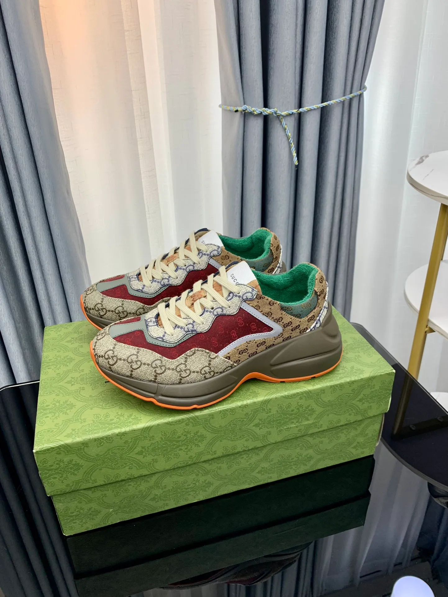 👟👟Ex-factory price 480👟👟 Gucci dad shoes for couples, distressed leather horn-shaped retro jogging shoes. The Balenciaga grandpa trend has subsided, ushering in GUCCI dad shoes, the trend leader in the fashion industry. The original shoes are molded and the original last is made by the Italian handmade foundry! [Gucci original dad shoes] Original surface: imported calfskin! Lining: Grade A hybrid lambskin! Outsole: The highest restoration sole. TPU material plus wear-resistant foam (anti-wear cushioning) ivory leather has been processed with an old-fashioned effect. The sole is 5cm high! The comfort level is excellent, killing all high-end versions on the market! Original logo outsole! 👣Size: Women’s size 35-40. Men's size 38-45. Women's heel with 🈚️logo! Men's heel with 🈶️logo!